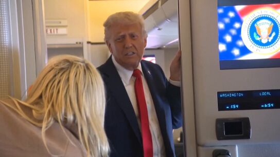 Donald Trump en un avi&oacute;n