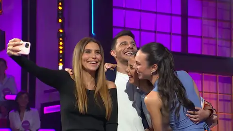 Victoria Federica y Rocío Laffón enseñan a Susana y Joaquín a hacerse el selfie perfecto Victoria Federica y Rocío Laffón enseñan a Susana y Joaquín a hacerse el selfie perfecto