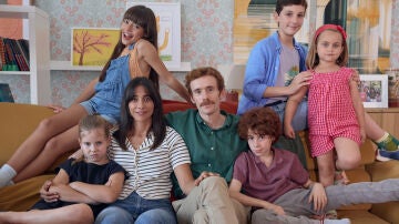 Daniel Pérez Prada y Mariam Hernández en Padre no hay más que uno, la serie