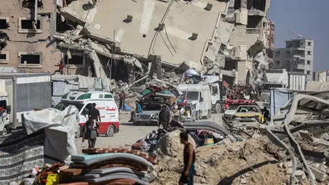 Los servicios de Internet y telefonía fija sufren cortes en la ciudad de Gaza por los ataques de Israel September 16, 2025, Gaza City, Gaza Strip, Palestinian Territory: Displaced Palestinians sit on the ground outside Al-Quds Hospital in Gaza Cityâ€s Tel al-Hawa neighborhood, fleeing Israeli attacks and searching for shelter in Gaza City, Gaza on September 16, 2025Europa Press/Contacto/Omar Ashtawy16/09/2025 ONLY FOR USE IN SPAIN