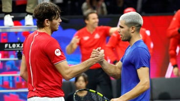Alcaraz y Fritz se saludan tras su partido en la Laver Cup 2025