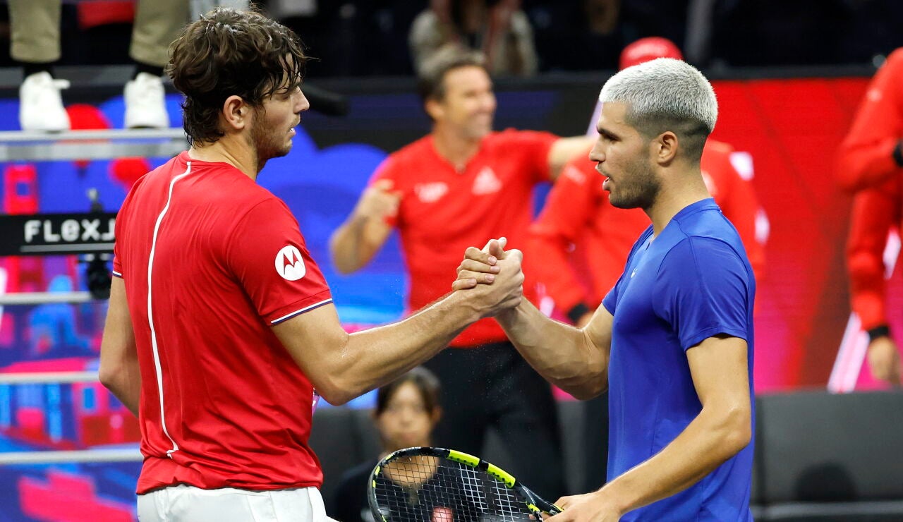 Alcaraz y Fritz se saludan tras su partido en la Laver Cup 2025