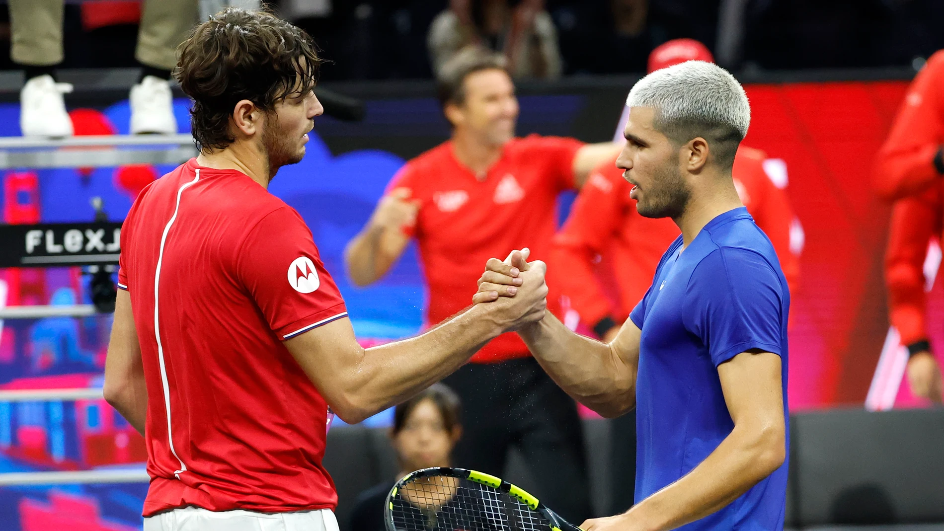 Alcaraz y Fritz se saludan tras su partido en la Laver Cup 2025 Alcaraz y Fritz se saludan tras su partido en la Laver Cup 2025