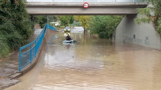 Dos personas desaparecidas en Sant Quint&iacute; de Mediona, Barcelona, tras ser su coche arrastrado por el agua