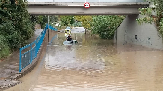 Dos personas desaparecidas en Sant Quintí de Mediona, Barcelona, tras ser su coche arrastrado por el agua Dos personas desaparecidas en Sant Quintí de Mediona, Barcelona, tras ser su coche arrastrado por el agua
