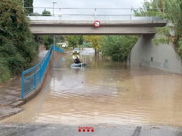 Dos personas desaparecidas en Sant Quintí de Mediona, Barcelona, tras ser su coche arrastrado por el agua