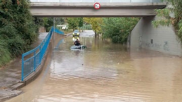 Dos personas desaparecidas en Sant Quintí de Mediona, Barcelona, tras ser su coche arrastrado por el agua