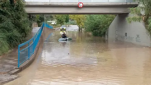Dos personas desaparecidas en Sant Quintí de Mediona, Barcelona, tras ser su coche arrastrado por el agua Dos personas desaparecidas en Sant Quintí de Mediona, Barcelona, tras ser su coche arrastrado por el agua