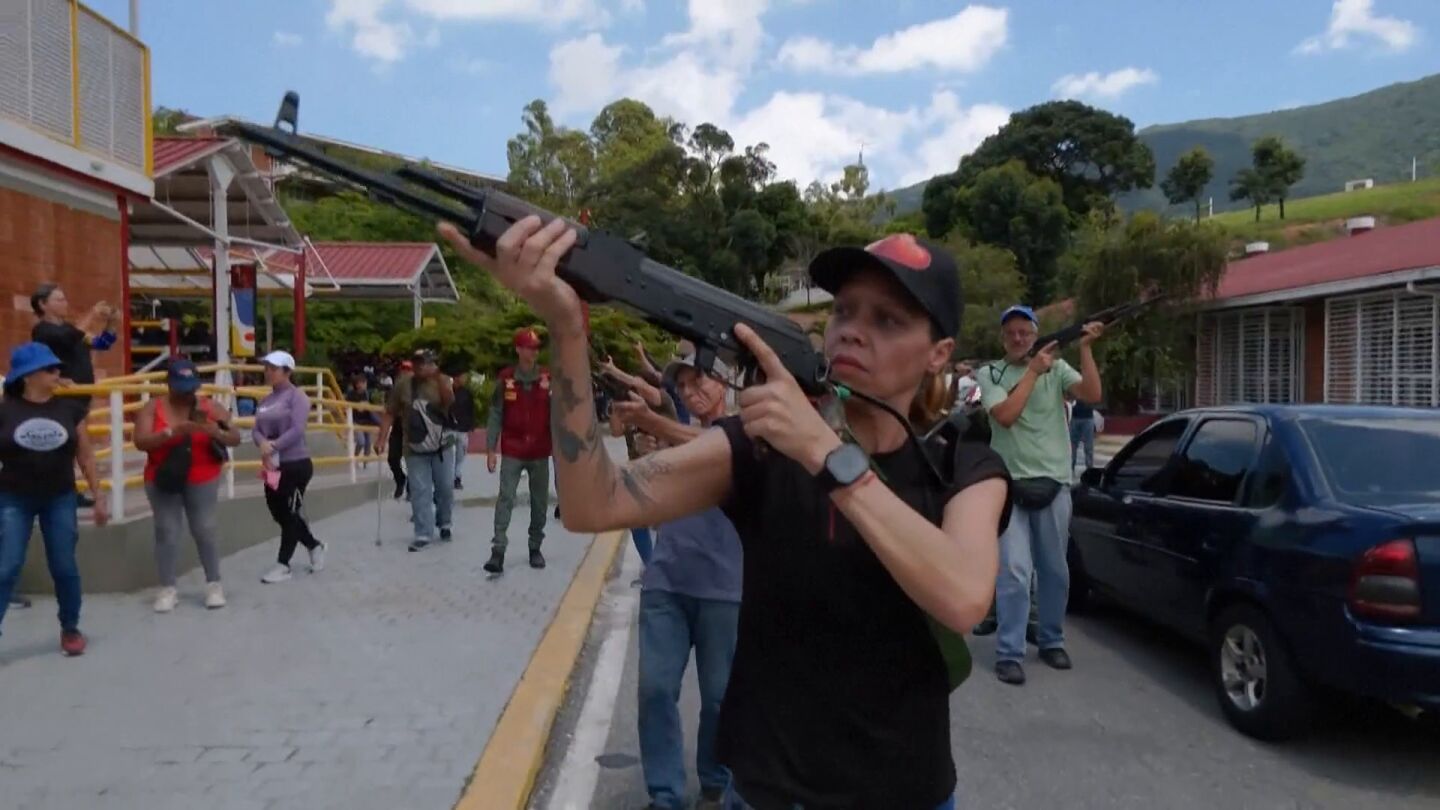Una civil armada en las calles de Venezuela