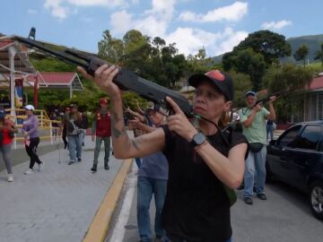 Una civil armada en las calles de Venezuela