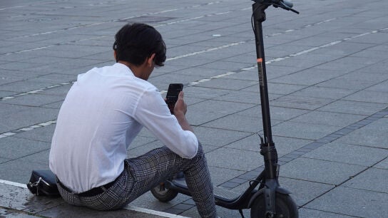Imagen de un hombre mirando el m&oacute;vil. 