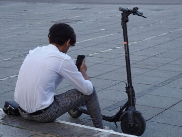 Imagen de un hombre mirando el móvil. 