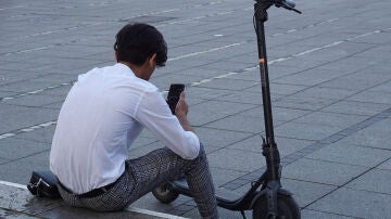 Imagen de un hombre mirando el móvil. 