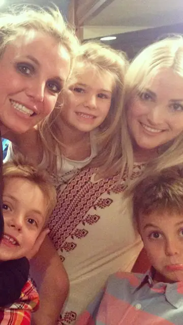 Britney y Jamie Lynn Spears con sus hijos Britney y Jamie Lynn Spears con sus hijos