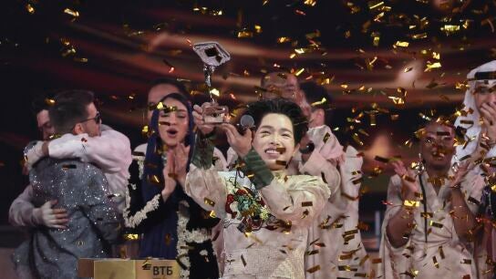 Duc Phuc de Vietnam celebra su victoria en el concurso musical Intervisi&oacute;n en Mosc&uacute;.
