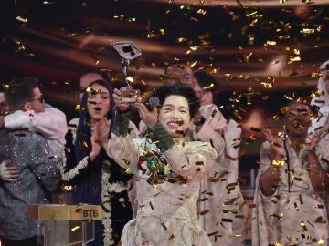 Duc Phuc de Vietnam celebra su victoria en el concurso musical Intervisión en Moscú.