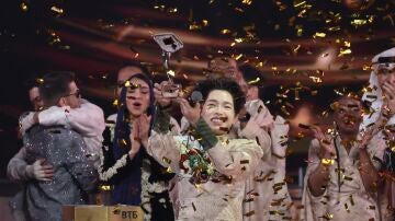 Duc Phuc de Vietnam celebra su victoria en el concurso musical Intervisión en Moscú.
