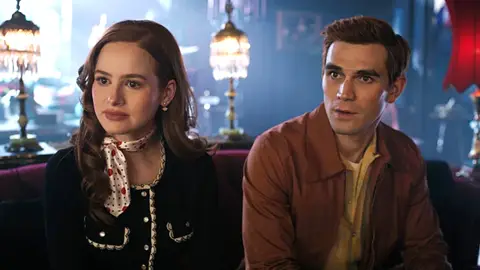 Madelaine Petsch y KJ Apa en Riverdale Madelaine Petsch y KJ Apa en Riverdale