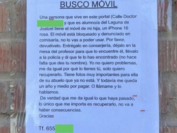 Buscan un móvil robado de última generación con una nota de papel en un portal de Getafe, Madrid 