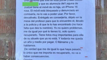 Buscan un móvil robado de última generación con una nota de papel en un portal de Getafe, Madrid 