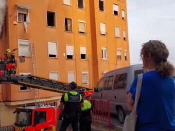 Imagen del incendio en una vivienda okupada en Torrent, Valencia.
