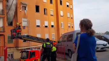 Imagen del incendio en una vivienda okupada en Torrent, Valencia.