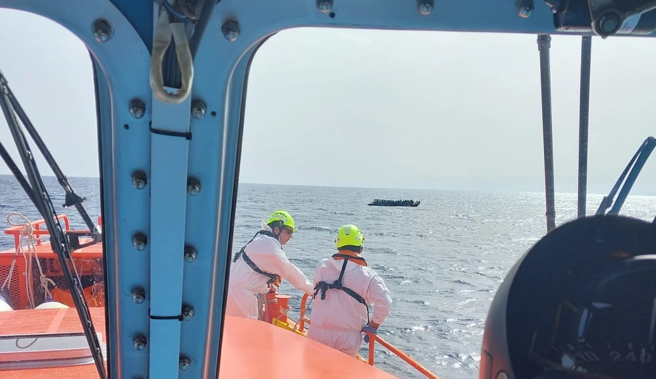 Embarcación de Salvamento Marítimo rescatando a migrantes en aguas de Canarias.