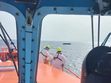 Embarcación de Salvamento Marítimo rescatando a migrantes en aguas de Canarias. Embarcación de Salvamento Marítimo rescatando a migrantes en aguas de Canarias.