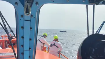 Embarcación de Salvamento Marítimo rescatando a migrantes en aguas de Canarias. Embarcación de Salvamento Marítimo rescatando a migrantes en aguas de Canarias.