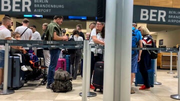Imagen de colas y retrasos en aeropuertos