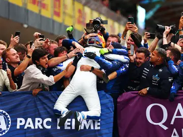 Carlos Sainz celebra su primer podio con Williams Carlos Sainz celebra su primer podio con Williams