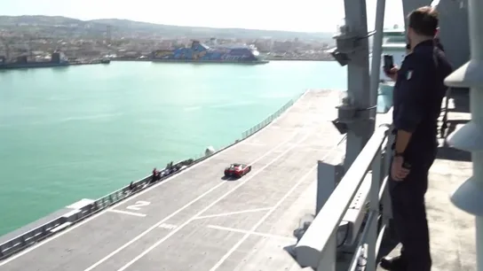 Fabio Barone bate el récord de velocidad sobre la cubierta de un barco Fabio Barone bate el récord de velocidad sobre la cubierta de un barco