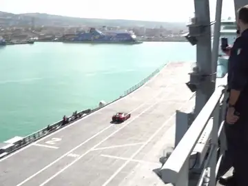 Fabio Barone bate el récord de velocidad sobre la cubierta de un barco Fabio Barone bate el récord de velocidad sobre la cubierta de un barco