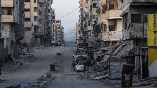 Palestinos desplazados internos evac&uacute;an una zona atacada por un ataque a&eacute;reo israel&iacute; en la ciudad de Gaza