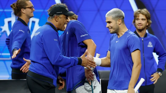 Yannick Noah celebra una victoria con Carlos Alcaraz en la Laver Cup Yannick Noah celebra una victoria con Carlos Alcaraz en la Laver Cup