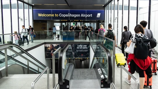 Vista de la entrada al aeropuerto de Copenhague, Dinamarca Vista de la entrada al aeropuerto de Copenhague, Dinamarca