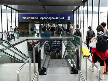 Vista de la entrada al aeropuerto de Copenhague, Dinamarca Vista de la entrada al aeropuerto de Copenhague, Dinamarca