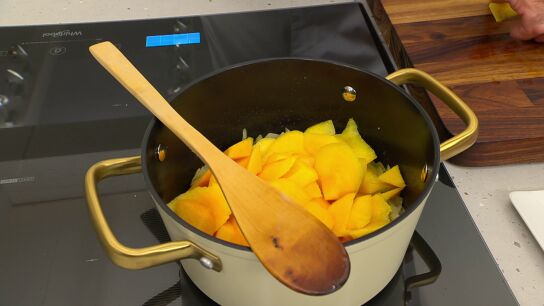 La clave de Argui&ntilde;ano para enriquecer las recetas de carne blanca: salsa de melocot&oacute;n f&aacute;cil, casera y expr&eacute;s
