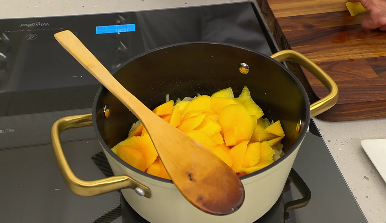 La clave de Arguiñano para enriquecer las recetas de carne blanca: salsa de melocotón fácil, casera y exprés