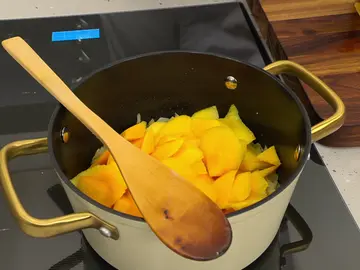 La clave de Arguiñano para enriquecer las recetas de carne blanca: salsa de melocotón fácil, casera y exprés La clave de Arguiñano para enriquecer las recetas de carne blanca: salsa de melocotón fácil, casera y exprés