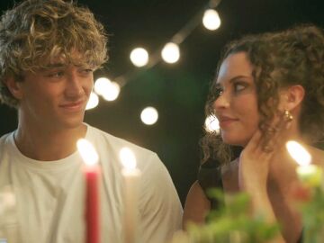 Gavin Casalegno e Isabella Briggs en El verano en que me enamor&eacute;