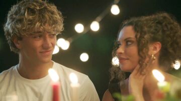 Gavin Casalegno e Isabella Briggs en El verano en que me enamoré