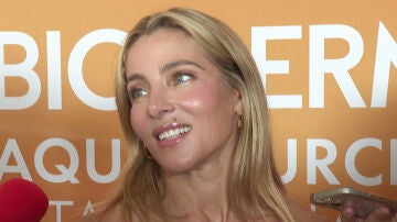 Elsa Pataky haciendo declaraciones a los medios