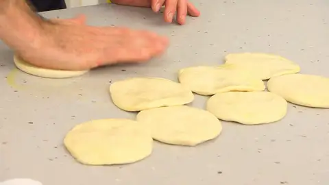 Deja que las tortitas reposen durante 15 minutos Deja que las tortitas reposen durante 15 minutos
