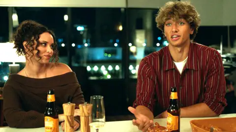Gavin Casalegno e Isabella Briggs en El verano en que me enamoré Gavin Casalegno e Isabella Briggs en El verano en que me enamoré