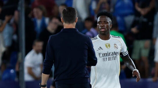 Xabi Alonso y Vin&iacute;cius en el Ciutat de Valencia