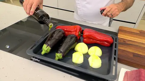 Riega las hortalizas con un poco de aceite Riega las hortalizas con un poco de aceite