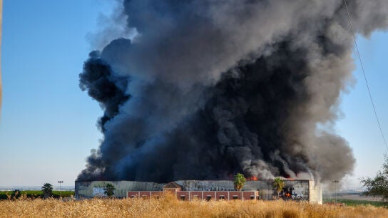 Im&aacute;genes del incendio en la fabrica Huerta Campo Rico