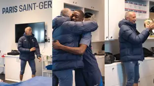 Luis Enrique, en el momento de abrazar a Dembélé tras la gala del Balón de Oro Luis Enrique, en el momento de abrazar a Dembélé tras la gala del Balón de Oro
