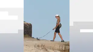 Chica paseando a una paloma